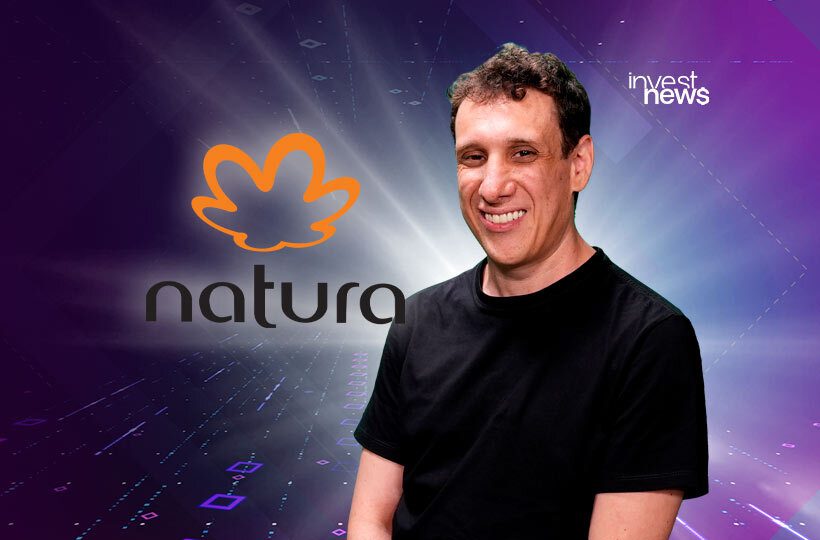 Samy Dana com logo da natura ao fundo