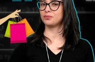 Mulher com óculos à frente de tela financeira, com sacolas de compras ilustradas. BLTMA investnews.