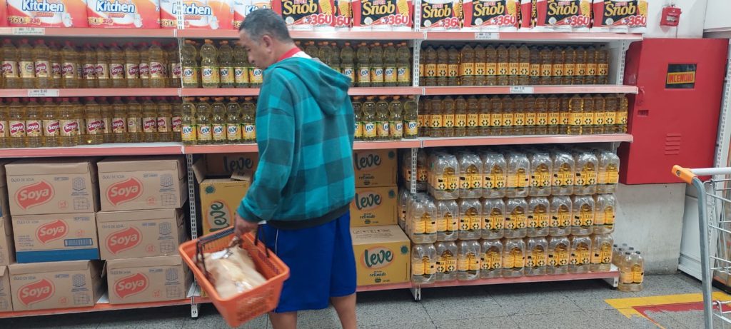 Garrafas de óleo de soja à venda em supermercado de São Paulo/Crédito: Tatiana Santiago