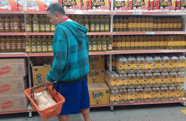 Garrafas de óleo de soja à venda em supermercado de São Paulo/Crédito: Tatiana Santiago