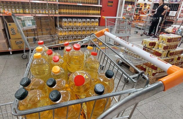 Garrafas de óleo de soja em mercado de São Paulo/Crédito: Tatiana Santiago