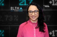 Mulher sorridente de óculos e camisa rosa. Fundo com dados financeiros e logos Investnews.