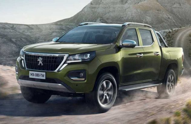 Picape Peugeot verde em estrada de terra montanhosa, levantando poeira.