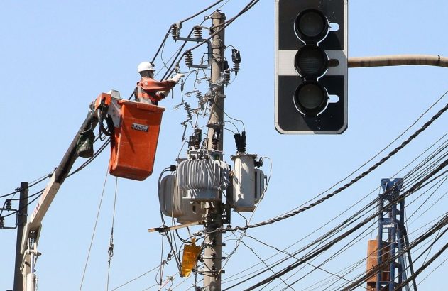 Funcionários da Enel fazem manutenção em poste de energia elétrica em São Paulo. (Foto: Rovena Rosa / Agência Brasil)