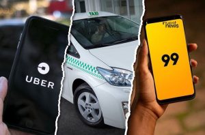Celulares com apps Uber e 99, e um táxi. Representa opções de transporte urbano.