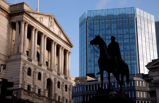 Contraste entre arquitetura clássica e moderna com estátua equestre em silhueta.