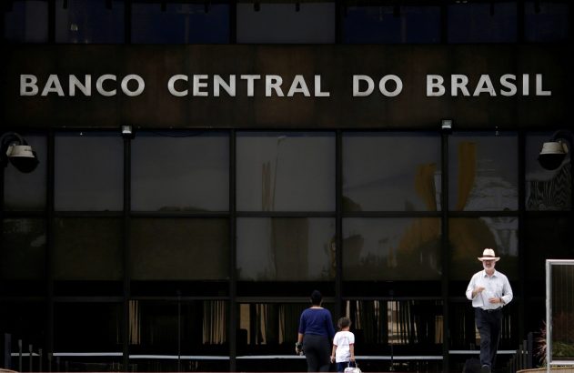 Fachada do Banco Central do Brasil e pessoas caminhando.