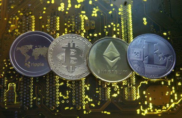 Criptomoedas (Ripple, Bitcoin, Ethereum, Litecoin) sobre placa de circuito iluminada.
