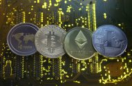 Quatro moedas de criptomoeda (Ripple, Bitcoin, Ethereum, Litecoin) sobre uma placa de circuito eletrônico brilhante.