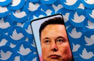 Elon Musk na tela de um celular, cercado por logos do Twitter.