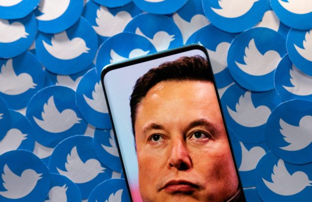 Elon Musk na tela de um celular, cercado por logos do Twitter.