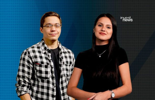 Duas pessoas sorrindo para a câmera: homem de óculos e camisa xadrez, mulher de preto. Fundo com logo Invest News.