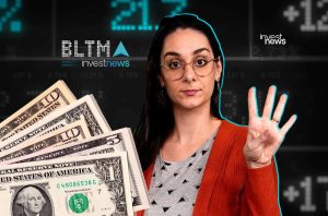 Mulher segura notas de dólar e mostra quatro dedos. Fundo com gráficos financeiros e logos da Investnews.