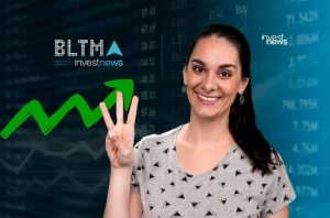 Mulher sorridente mostra três dedos sobre fundo de gráfico financeiro em alta e dados de mercado. Logos BLTMA e Investnews.