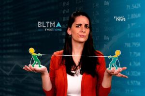 Mulher com incerteza, segurando figuras em cabo de guerra nas mãos, sobre fundo de mercado financeiro.