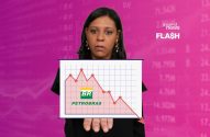 Mulher exibe gráfico com queda acentuada das ações da Petrobras. Fundo financeiro e logo Investnews FLASH.