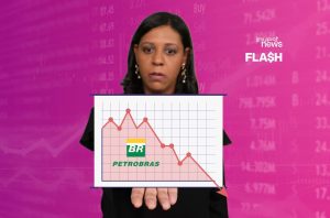 Mulher exibe gráfico com queda acentuada das ações da Petrobras. Fundo financeiro e logo Investnews FLASH.