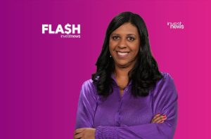 Mulher sorrindo de camisa roxa e braços cruzados. Logos 'FLASH investnews' e 'investnews' em fundo gradiente.