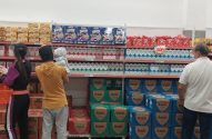 Consumidores pesquisam preço do leite em supermercado de São Paulo Imagem: Tatiana Santiago/InvestNews
