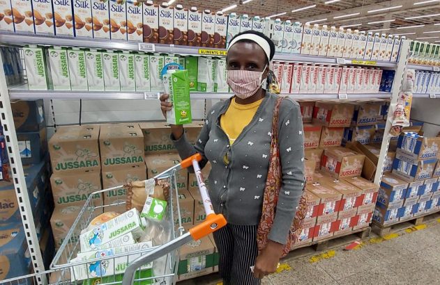 Aposentada faz pesquisa em supermercados de SP para economizar centavos em sua compra mensal. Imagem: Tatiana Santiago/InvestNews