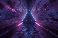 Túnel futurista triangular com painéis reflexivos e luzes neon azul e rosa.