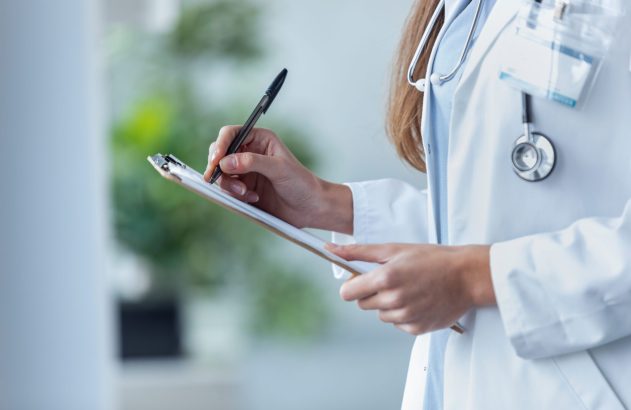 Médica faz anotações