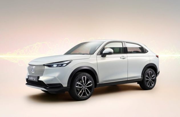 Honda HR-V branco em estúdio. Ondas de energia amarela saem da frente e verde da traseira do veículo.