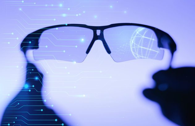 Óculos AR com globo holográfico e padrões de circuito digital em tons de azul e roxo.
