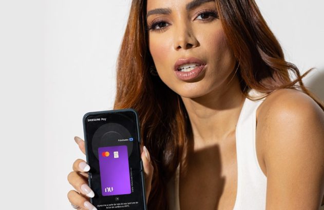 Mulher segura smartphone mostrando Samsung Pay com cartão Nubank na tela.