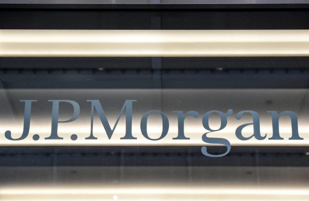 Logotipo "J.P. Morgan" em vidro, com iluminação em faixas de luz horizontais.