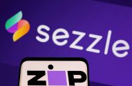 Logos das fintechs Sezzle (fundo roxo) e Zip (em tela de smartphone no primeiro plano).