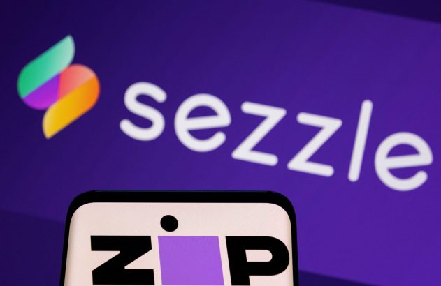Logos das fintechs Sezzle (fundo roxo) e Zip (em tela de smartphone no primeiro plano).
