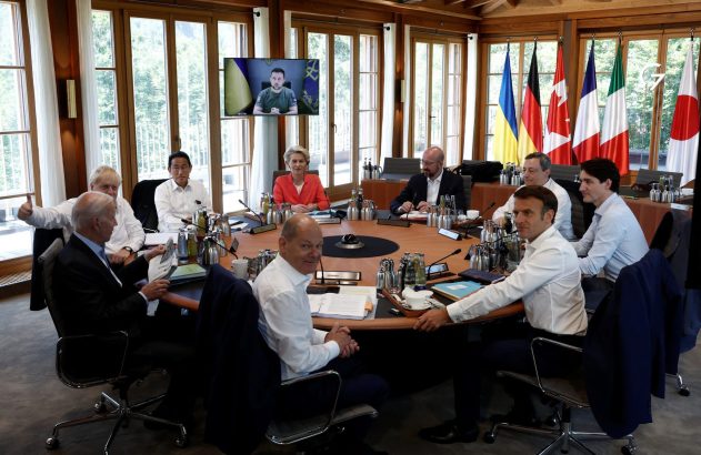 Líderes do G7 (Biden, Johnson, Macron, Scholz) em reunião. Zelenskyy da Ucrânia se dirige a eles por tela.