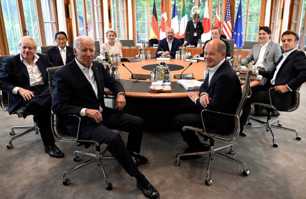 Líderes do G7, como Joe Biden e Olaf Scholz, em reunião à mesa redonda.