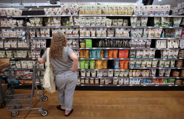 Pessoa faz compras em supermercado na cidade de Nova York, EUA