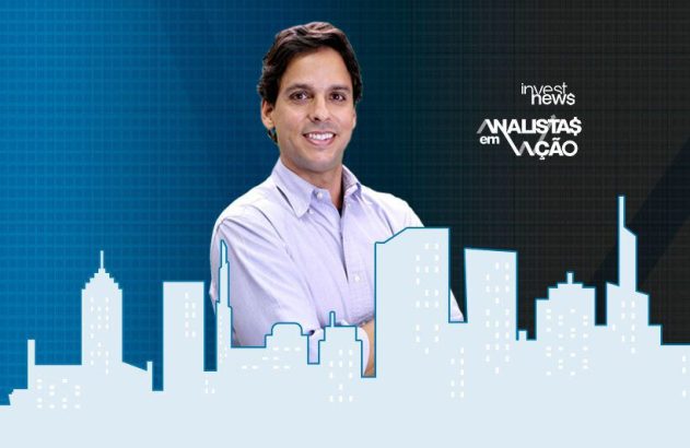 Homem sorrindo com skyline da cidade e logo 'InvestNews Analistas em Ação'.