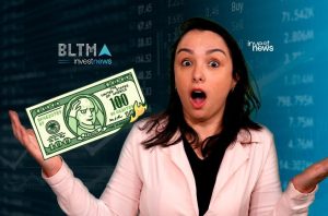 Mulher chocada olha nota de $100 em chamas em mãos abertas, fundo de mercado financeiro.