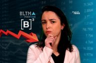 Mulher pensativa sobre queda do mercado financeiro, com gráficos, números e seta vermelha.