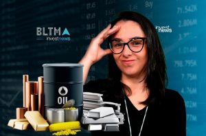 Mulher de óculos sorrindo, com ouro, petróleo, prata e dados de mercado financeiro ao fundo.