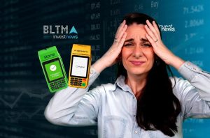 Mulher angustiada com maquininhas Stone e PagSeguro. Fundo financeiro. Uma exibe 'pagamento efetuado'.