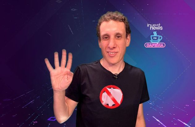Homem sorrindo, camiseta 'sem porquinho', exibindo 4 dedos. Fundo digital com logos Invest News Cafeína.