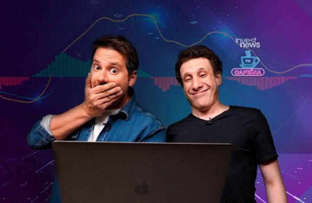 Homem chocado e outro sorrindo, com laptop. Fundo com gráficos financeiros e logos.