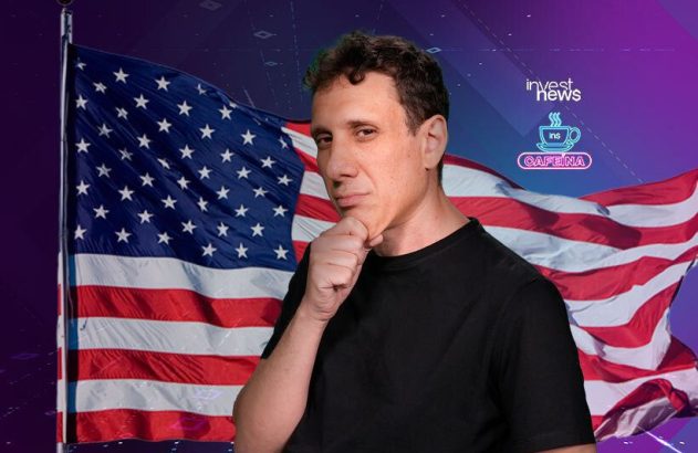 Homem pensativo em frente à bandeira dos EUA com logos "invest news" e "CAFEINA" no fundo.