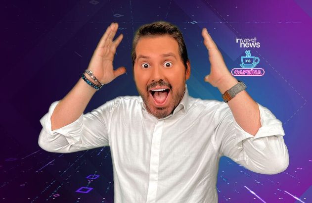 Dois homens sorrindo olham para a câmera em um estúdio com laptops à frente.