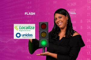 Mulher sorridente apresenta semáforo verde. Logos Localiza e Unidas, e fundo de dados financeiros. InvestNews.