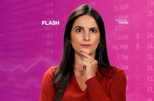 Mulher pensativa com mão no queixo em fundo financeiro. Gráficos, dados e logos FLASH e invest news.