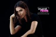 Mulher posando para Invest News | ENTREVISTA em fundo preto.