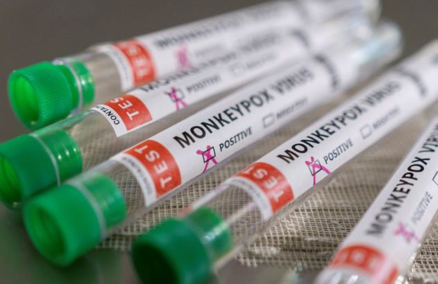 Tubos de teste de Monkeypox com tampas verdes, indicando resultados positivos para o vírus.