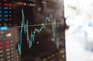 A imagem mostra a tela de um computador com cotações do mercado financeiro. (Foto: Pixabay)