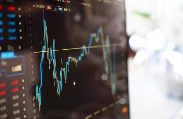 A imagem mostra a tela de um computador com cotações do mercado financeiro. (Foto: Pixabay)